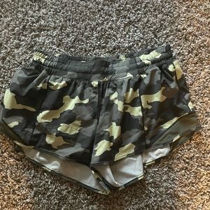 Lululemon 2.5 inch low rise hotty hots